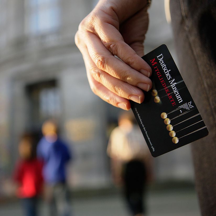 Mitglied mit Jahreskarte in der Hand auf dem Weg zum Haupteingang auf der Museumsinsel