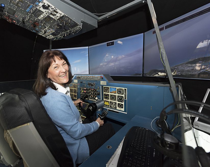 Mitglied Thea im Flugsimulator in der Flugwerft Schleißheim Porträt von Mitglied Thea im Flugsimulator in der Flugwerft bei Fototaktion Mitglieder werben Mitglieder