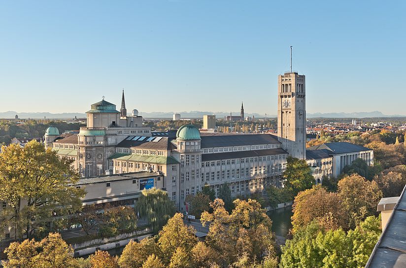 Luftaufnahme vom Museumskomplex auf der Museumsinsel im Sonnenschein